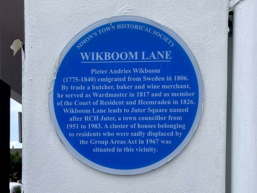 Circular placard by the Simon's Town Historical Society for Wikboom Lane providing its history.